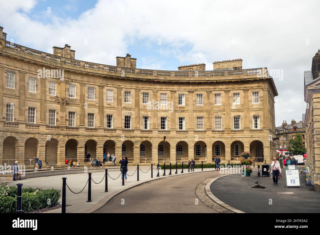 Das unter Denkmalschutz stehende Gebäude des Crescent Hotel and Spa in Buxton Derbyshire wurde kürzlich mit Hilfe eines Zuschusses aus dem Heritage Lottery Fund renoviert Stockfoto