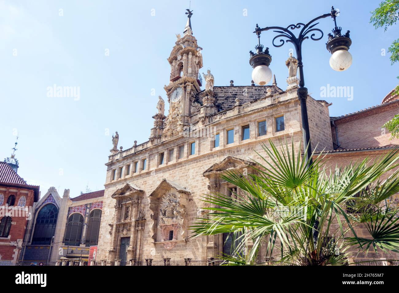 Die Menschen genießen die Sommersonne in der spanischen Stadt Valencia Spanien mit Blick auf die Kirche St. Juanes oder die St. Johns Kirche Stockfoto