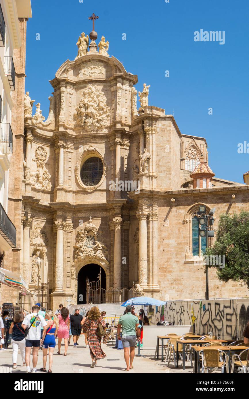 Touristen und Besucher rund um die Kathedrale der Himmelfahrt unserer Lieben Frau von Valencia auch bekannt als St. Mary's Cathedral oder Valencia Kathedrale Spanien Stockfoto