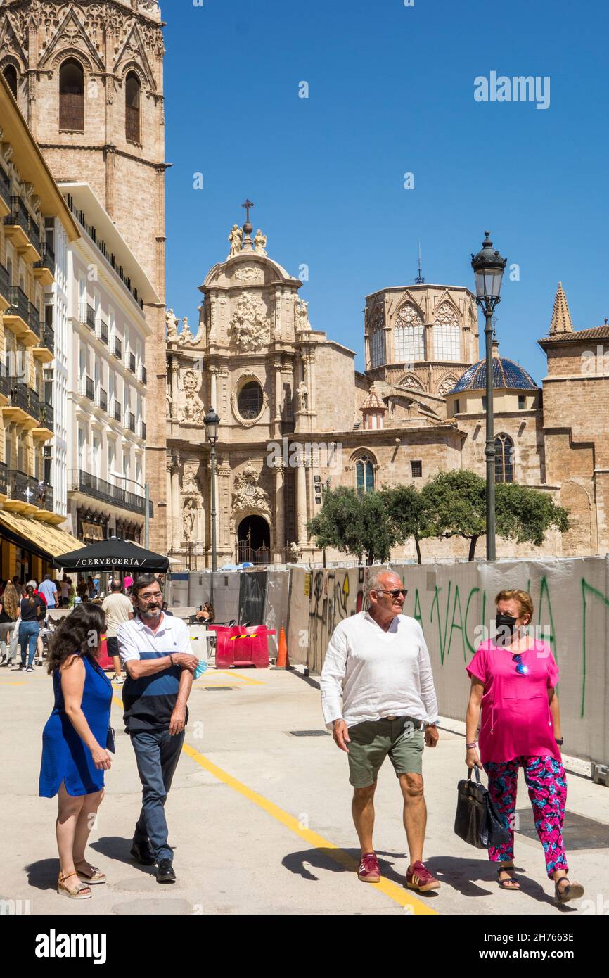 Touristen und Besucher rund um die Kathedrale der Himmelfahrt unserer Lieben Frau von Valencia auch bekannt als St. Mary's Cathedral oder Valencia Kathedrale Spanien Stockfoto
