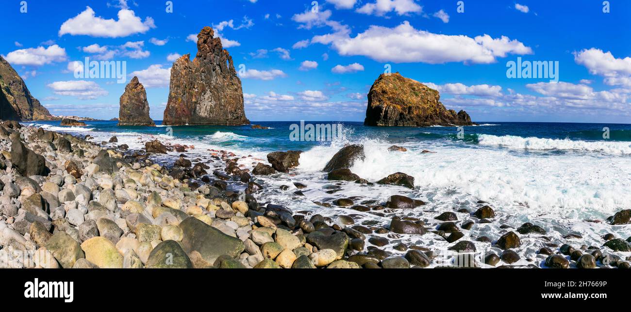Naturkulisse der Insel Madeira. Meereslandschaft bei stürmischem Wetter, erstaunlicher Strand Ribeira da janela mit riesiger Felsformation an der Nordküste Stockfoto