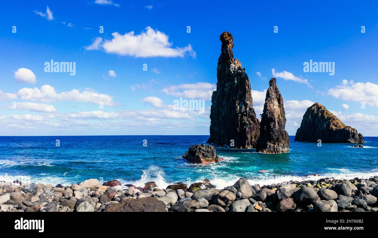 Naturkulisse der Insel Madeira. Meereslandschaft, herrlicher Strand Ribeira da janela mit riesiger Felsformation an der Nordküste Stockfoto