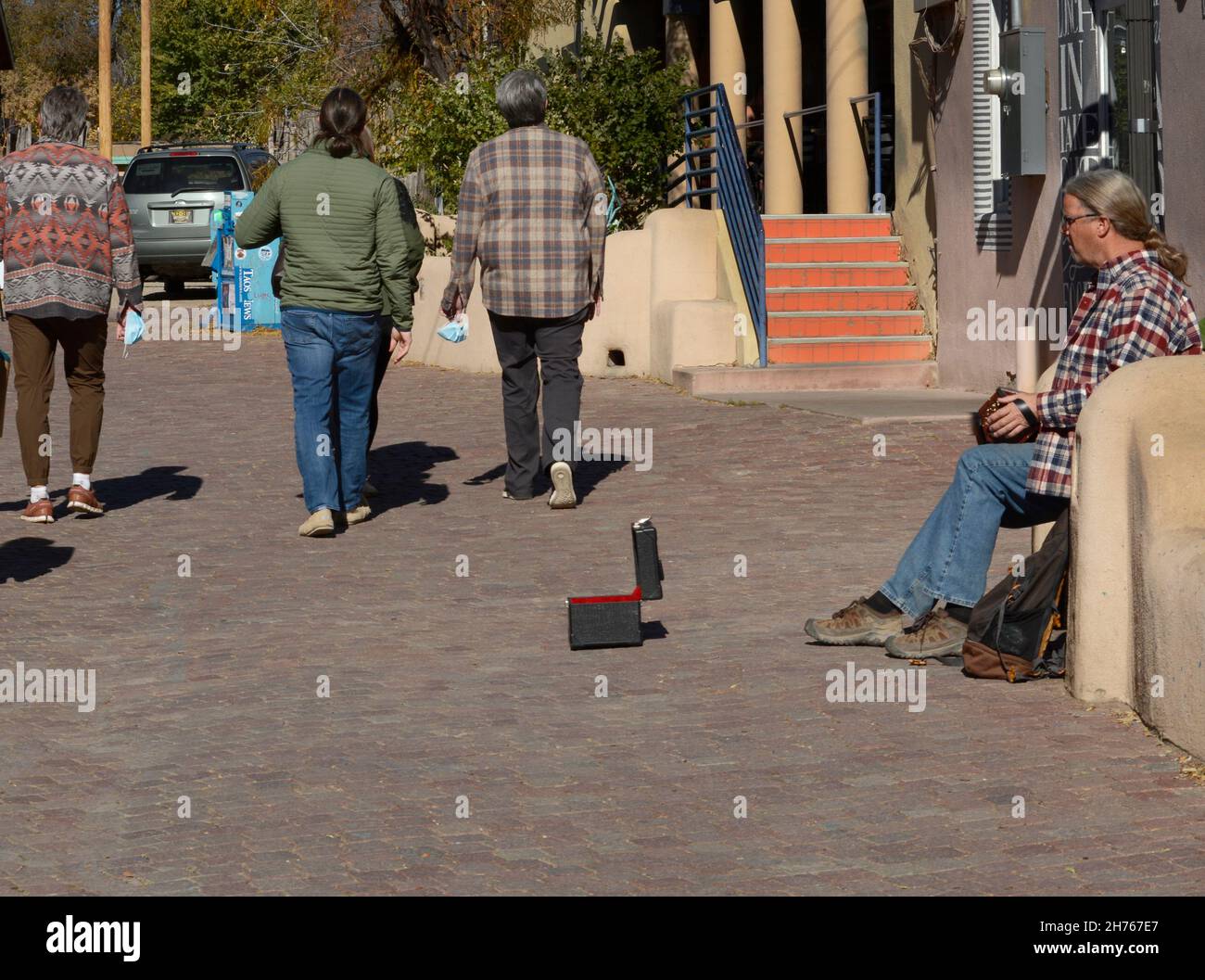 Ein Musiker oder Straßenkünstler spielt in Taos, New Mexico, ein kleines Akkordeon für Tipps. Stockfoto