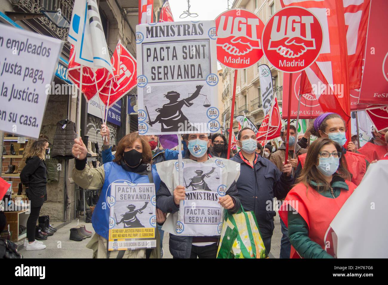 Madrid, Madrid, Spanien. 20th. November 2021. Hunderte von Justizbeamten aus ganz Spanien haben diesen Samstag in Madrid gegen die „Blockade des Finanzministeriums zur Gehaltserhöhung“ des vom Ministerium abhängigen Personals demonstriert und den Justizminister Pilar Llop gebeten, „ihr Gesicht zu zeigen. (Bild: © Alberto Sibaja/Pacific Press via ZUMA Press Wire) Stockfoto