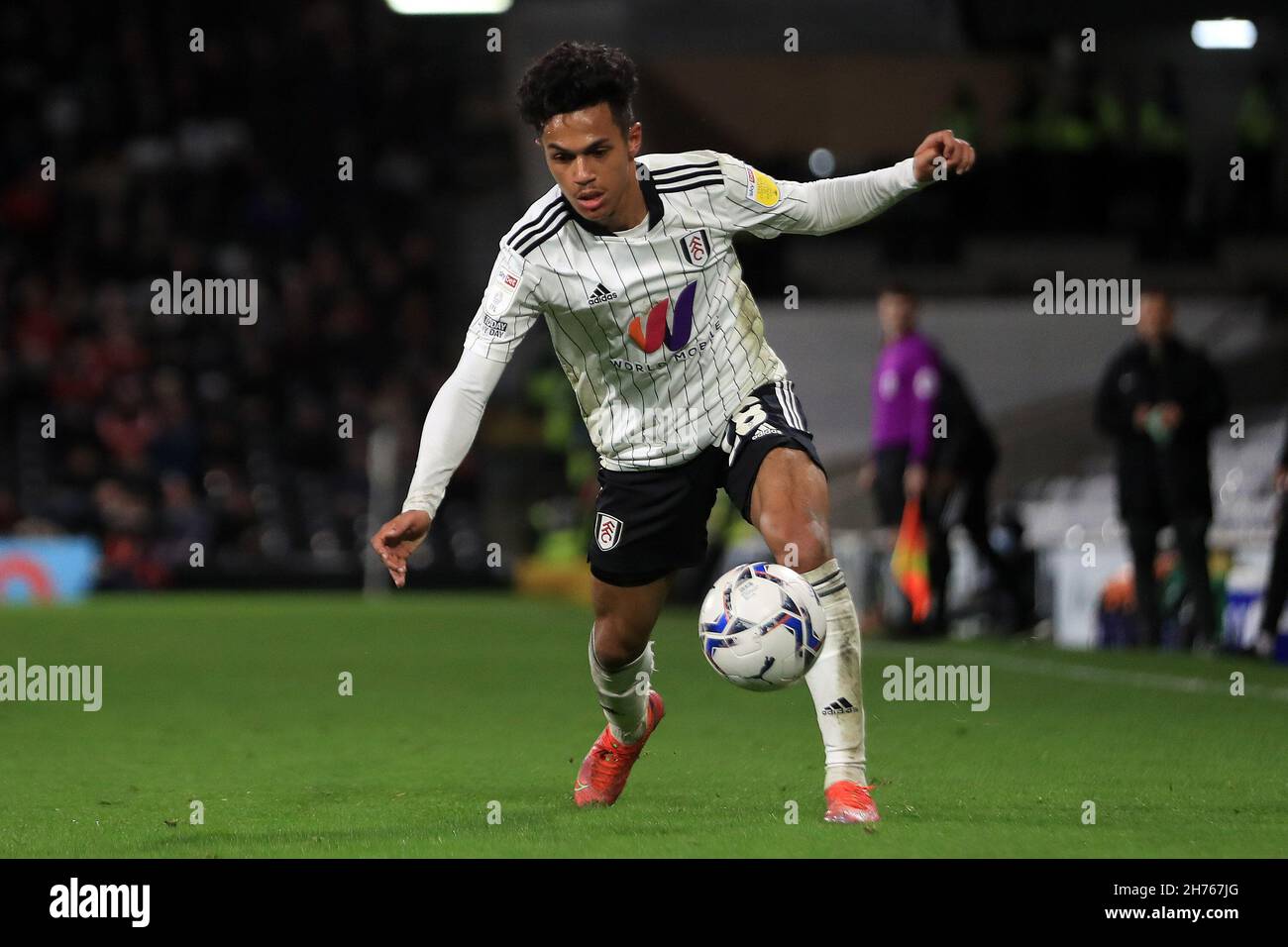 London, Großbritannien. 20th. November 2021. Fabio Carvalho von Fulham in Aktion während des Spiels. EFL Skybet Championship Match, Fulham gegen Barnsley im Craven Cottage in London am Samstag, 20th. November 2021. Dieses Bild darf nur für redaktionelle Zwecke verwendet werden. Nur zur redaktionellen Verwendung, Lizenz für kommerzielle Nutzung erforderlich. Keine Verwendung bei Wetten, Spielen oder Veröffentlichungen in einem Club/einer Liga/einem Spieler. PIC von Steffan Bowen/Andrew Orchard Sports Photography/Alamy Live News Credit: Andrew Orchard Sports Photography/Alamy Live News Stockfoto