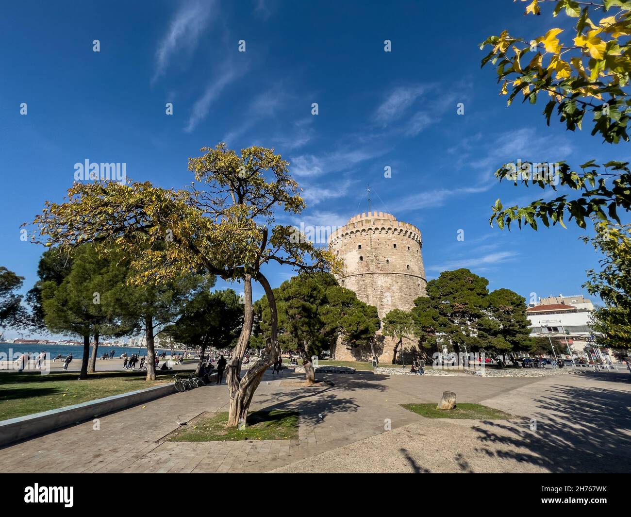 Weißer Turm der Stadt Thessaloniki, an einem sonnigen Tag Stockfoto