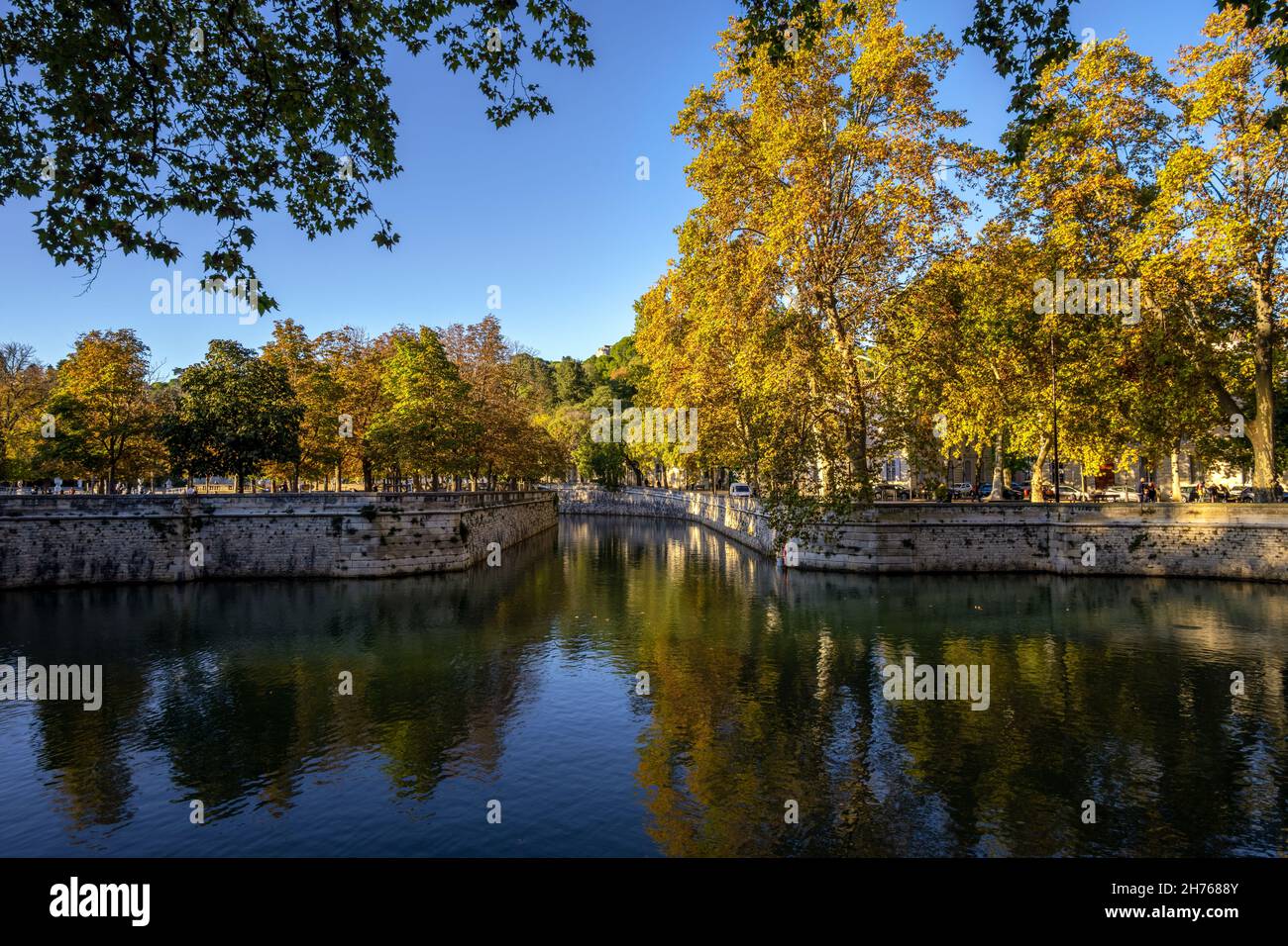 Quai de la Fontaine im Herbst, Nîmes Südfrankreich Stockfoto