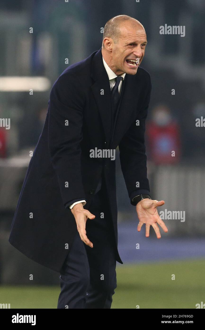 Der italienische Trainer von Juventus, Massimiliano Allegri, sticuliert während des Fußballspiels der Serie A zwischen der SS Lazio und Juventus am 20. November 2021 im Olimpico-Stadion in Rom, im Zentrum Italiens. Stockfoto