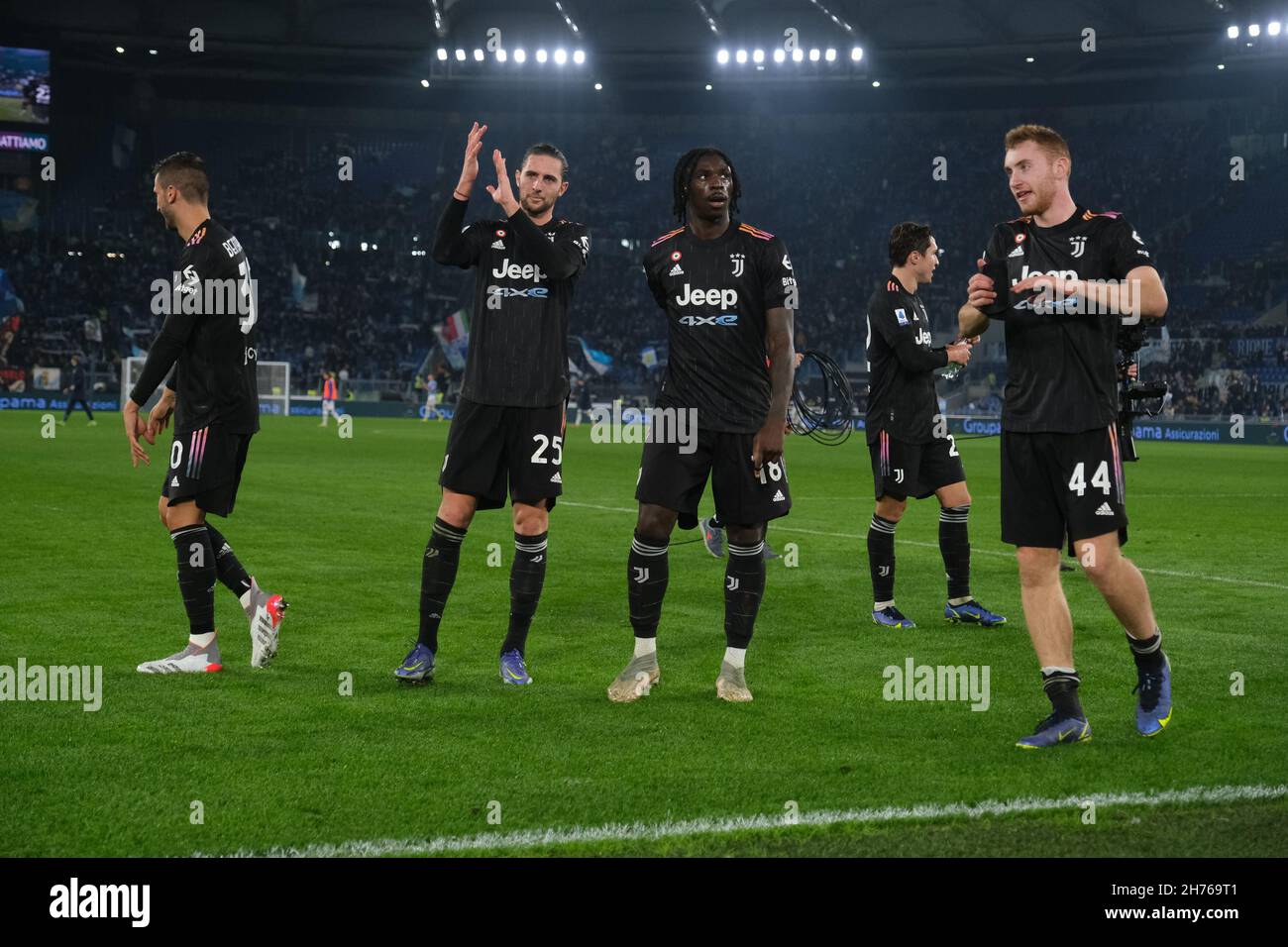 Juventus's französischer Mittelfeldspieler Adrien Rabiot Juventus's italienischer Stürmer Moise Kean Juventus's Fillandese-Stürmer Dejan Kulusevski feiern den Sieg mit seinen Anhängern während des Fußballspiels der Serie A zwischen SS Lazio und Juventus am 20. November 2021 im Olimpico-Stadion in Rom, Mittelitalien. Stockfoto