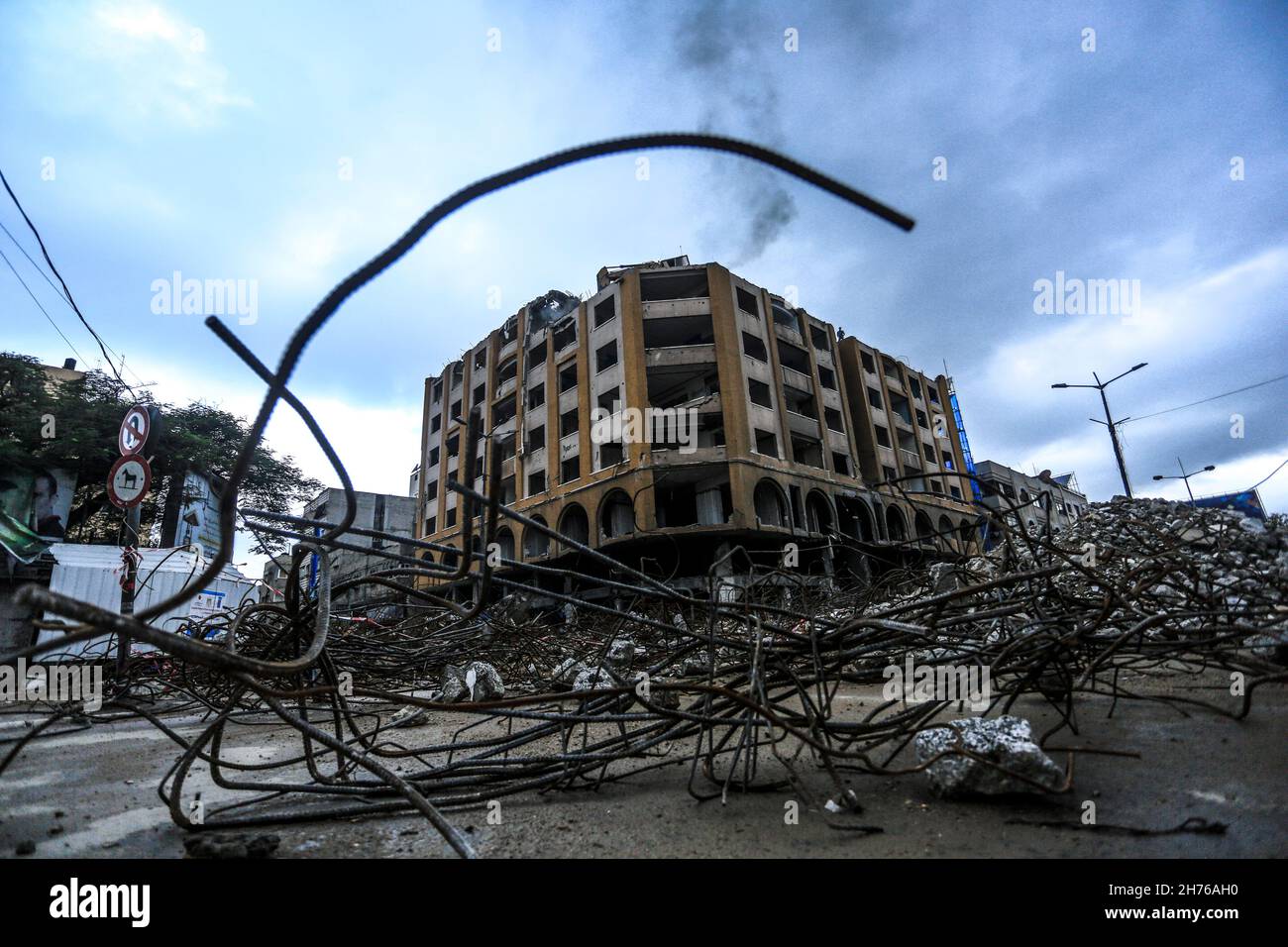 Gaza, Palästina. 20th. November 2021. Trümmer des Al-Jawhara-Turms im Viertel Al-Rimal in Gaza-Stadt, der von israelischen Luftangriffen im Mai 2021 ins Visier genommen wurde. Kredit: SOPA Images Limited/Alamy Live Nachrichten Stockfoto