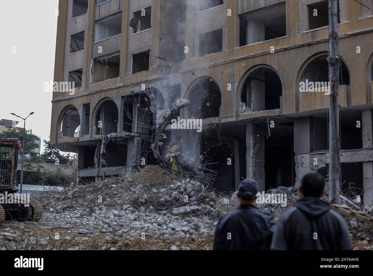 Gaza, Palästina. 20th. November 2021. Palästinensische Arbeiter entfernen die Trümmer des Al-Jawhara Turms im Viertel Al-Rimal in Gaza-Stadt, der im Mai 2021 von israelischen Luftangriffen angegriffen wurde. Kredit: SOPA Images Limited/Alamy Live Nachrichten Stockfoto