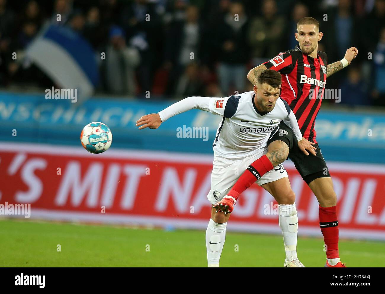 Leverkusen, Deutschland. 20th. November 2021. Robert Andrich von Bayer 04 Leverkusen (rechts ) und Eduard Loewen vom VfL Bochum sind beim Bundesliga-Fußballspiel zwischen Bayer Leverkusen und dem VfL Bochum im Bay Arena Stadium in Leverkusen im Einsatz ( Endstand; Bayer Leverkusen 1:0 VfL Bochum) Credit: SOPA Images Limited/Alamy Live News Stockfoto