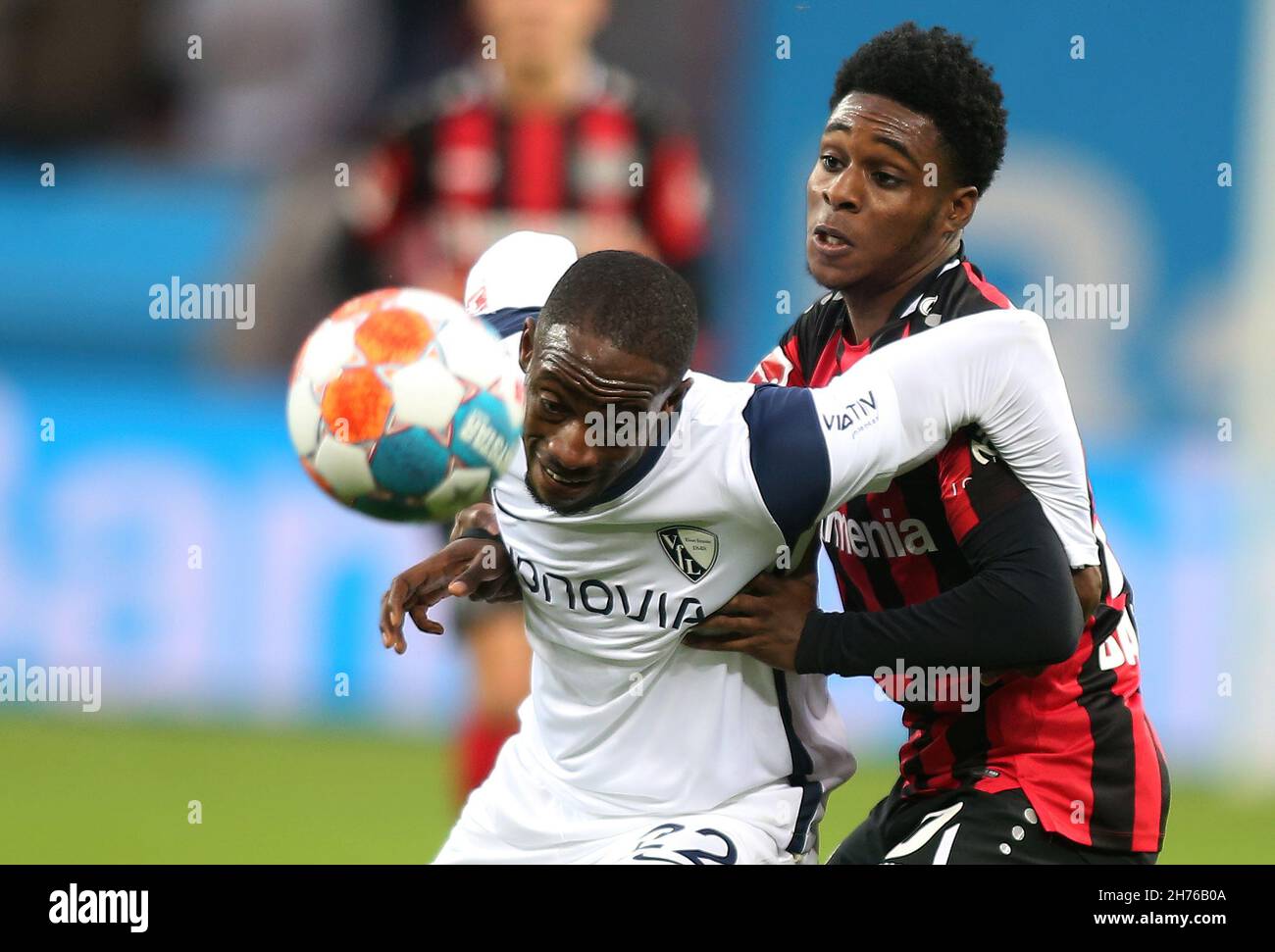 Leverkusen, Deutschland. 20th. November 2021. Amine Adli von Bayer 04 Leverkusen, (rechts ), und Christopher Antwi-Adjei vom VfL Bochum sind beim Bundesliga-Fußballspiel zwischen Bayer Leverkusen und dem VfL Bochum im Bay Arena Stadium in Leverkusen im Einsatz ( Endstand; Bayer Leverkusen 1:0 VfL Bochum) (Foto: Osama Faisal/SOPA Images/Sipa USA) Quelle: SIPA USA/Alamy Live News Stockfoto