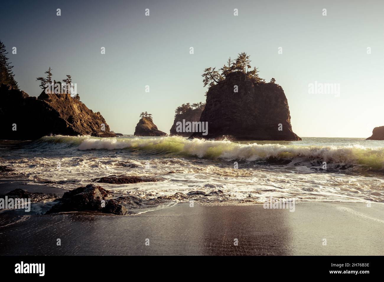 Wellen und Felsformationen am geheimen Strand Stockfoto