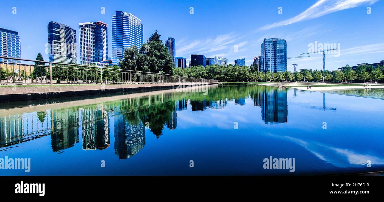 Ein schöner Blick auf den Bellevue Downtown Park an einem sonnigen Tag Stockfoto