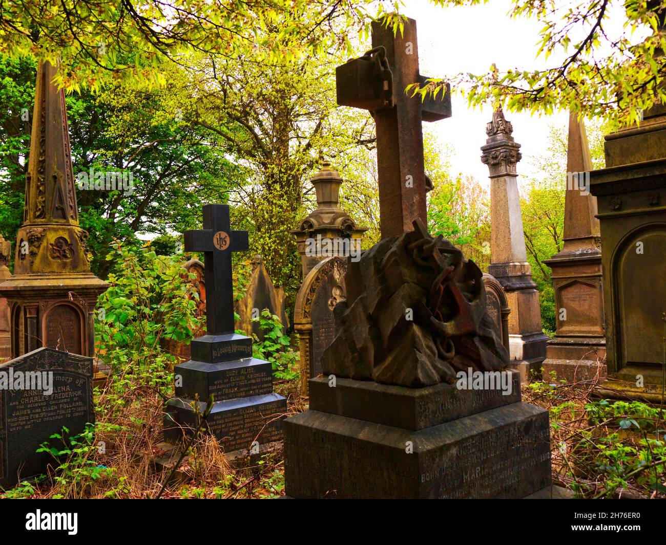 Gräber und Grabsteine ehemaliger Bewohner und Familien im ältesten Teil des viktorianischen Friedhofs von Burnley Lancashire Stockfoto