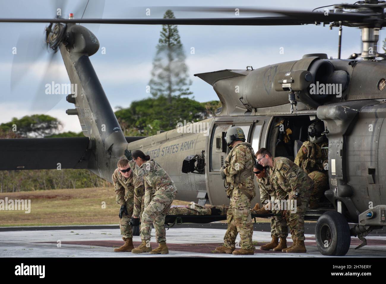 Die Combat Aviation Brigade 25th brachte einen HH-60 medizinischen Evakuierungshubschrauber #MEDEVAC #blackhawk für die #PacificKnights ein, um während ihrer Deployment Readiness Exercise (DRE), die aus der Patientenbewegung zum Tripler Army Medical Center bestand, über #MEDEVAC aus dem Schofield Barracks Area X realistische militärische Schulungen durchzuführen Veranstaltungen entwickeln medizinische Fähigkeiten und ermöglichen allen Soldaten eine neue Perspektive. Stockfoto