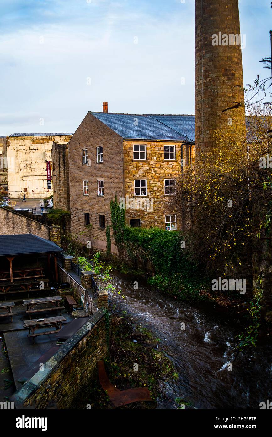 Burnley in Lancashire liegt am Zusammenfluss von River Calder und River Brun, der die Baumwollmühlen, die Burnleys Vermögen gemacht haben, mit Strom versorgte Stockfoto