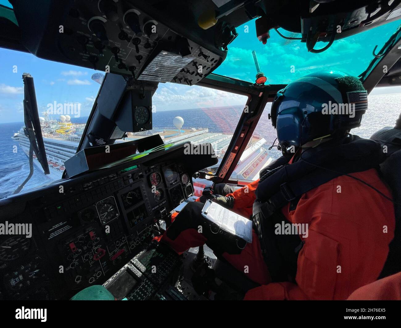 Am 20th. November 2021 trifft die Crew des Hubschraubers MH-65 der Küstenwache in New Orleans vor Ort ein, um eine Frau aus dem Carnival Glory etwa 147 Meilen südlich von Southwest Pass, Louisiana, zu treffen. (USA Foto der Küstenwache) Stockfoto