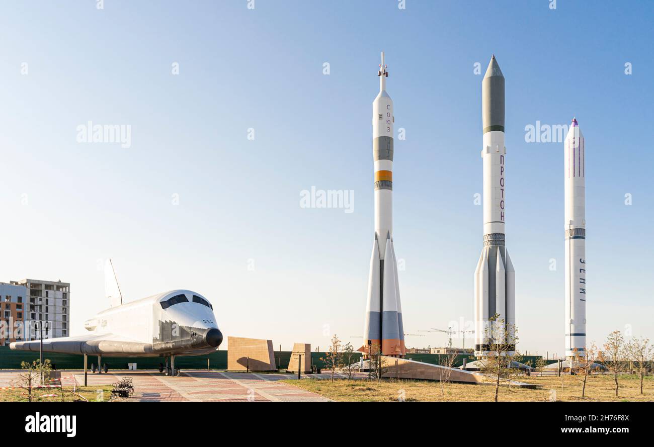 Lebensgroße Modelle von Buran- und Raketenraketen Sojus, Zenith, Proton im Nationalen Weltraumzentrum, Astana, nur-Sultan, Kasachstan, Zentralasien Stockfoto