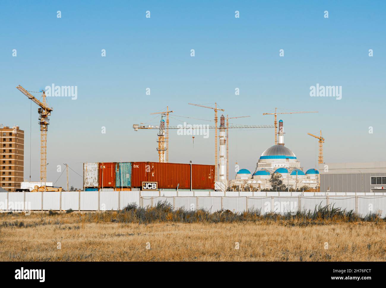 Die große Moschee von Astana wird gerade gebaut. Die Moschee wird die größte in Zentralasien sein. Nur-Sultan, Astana, Kazakshtan Stockfoto
