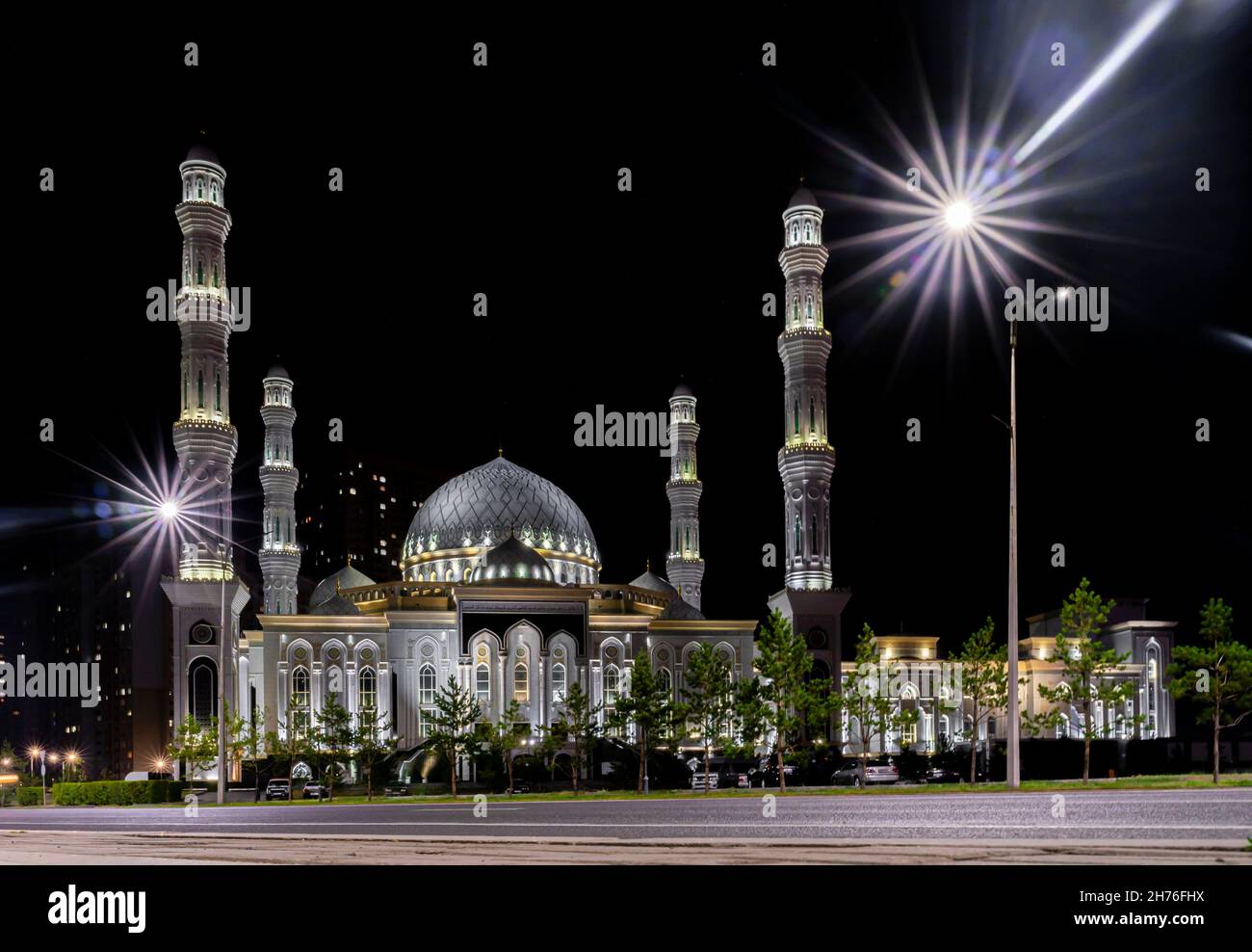 Nachtansicht der Hazrat Sultan Moschee, Astana, nur-Sultan, Kasachstan. Eröffnet im Jahr 2012. Es ist die größte Moschee in Zentralasien. Stockfoto
