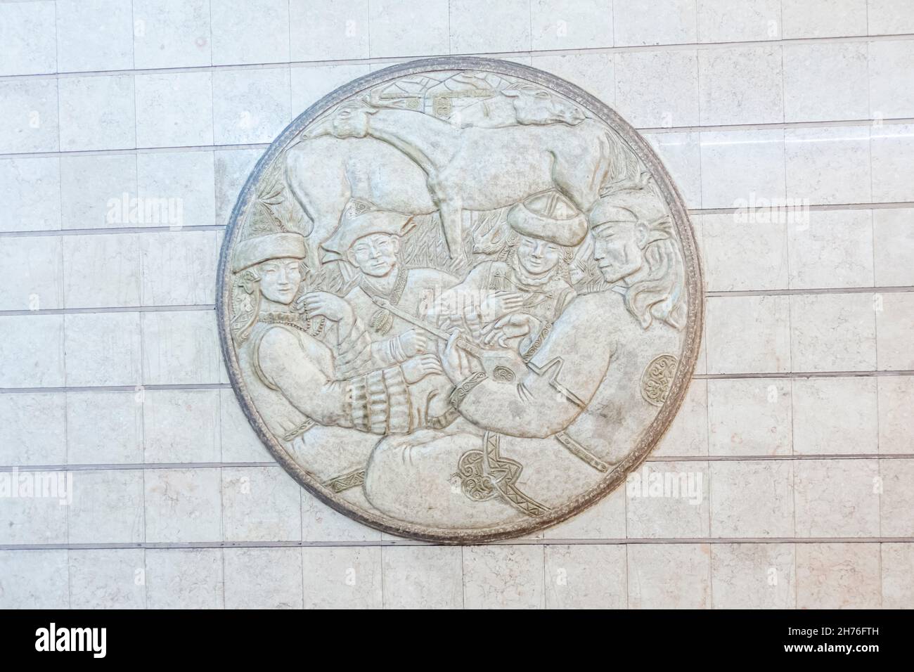 Interieur, traditionelle kasachische Wand rund dekoratives Flachrelief im Auezov Theater - Almaty U-Bahn-Station. Almaty, Kasachstan Stockfoto