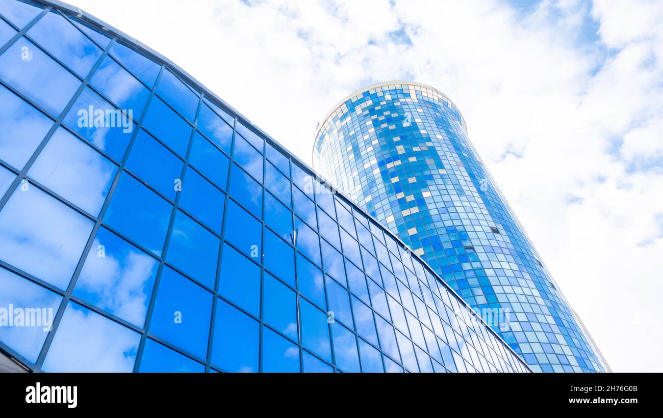 Geschäftskomplex Sankt Peterburg mit rundem Glasturm, Astana, Nursultan, Kasachstan, Zentralasien Stockfoto