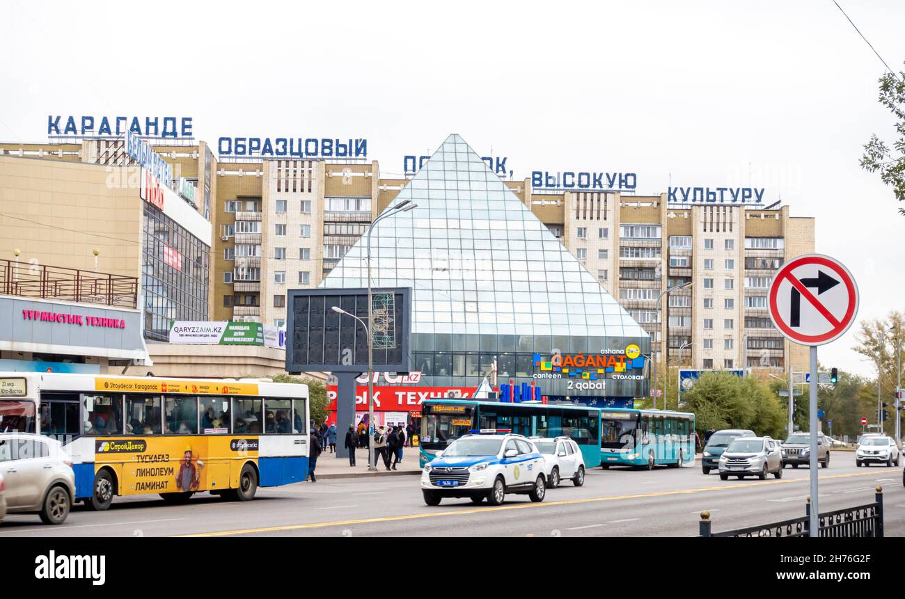 Gebäude auf der Bujar-Zharau Avenue, im Zentrum von Karagandy, Kasachstan, Zentralasien Stockfoto
