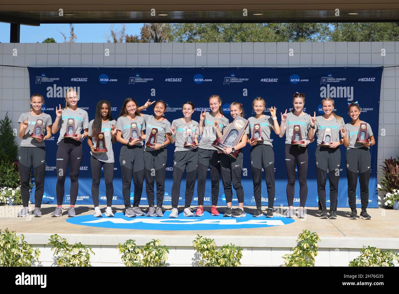 Die New Mexico Lobos Damen-Mannschaft posiert mit Trophäe, nachdem sie bei den NCAA Cross Country Meisterschaften im Apalachee Regional Park, Saturd, den dritten Platz belegt hat Stockfoto