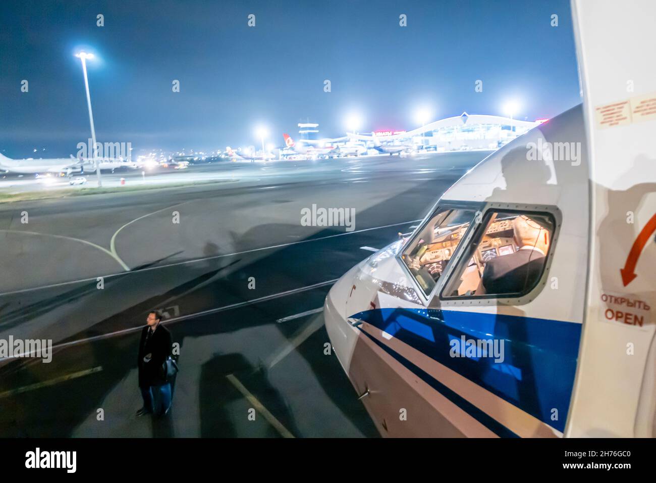 Nacht Außenansicht des Cockpits des Belavia Boeing 737-800-Flugzeugs vor dem Abflug, Flugplatz Außenansicht, Minsk, Weißrussland Stockfoto