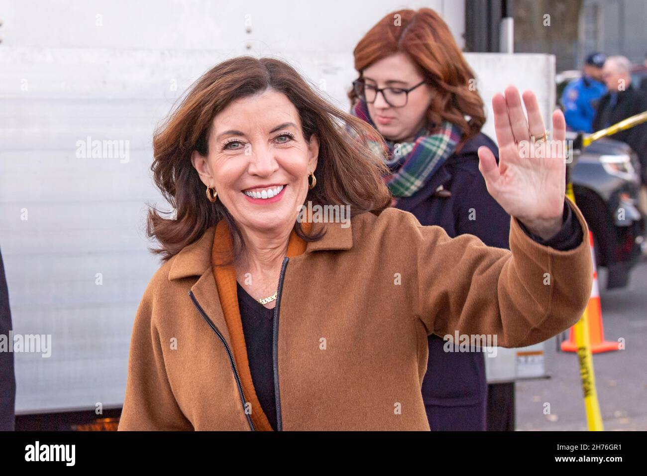 NEW YORK, NY – 20. NOVEMBER: Die Gouverneurin von New York, Kathy Hochul, kommt am 20. November 2021 zu einer Veranstaltung zur Unterzeichnung des Gesetzes im Stadtteil Queens von New York City. Die Gouverneurin Kathy Hochul unterzeichnet ein Gesetz, in dem das Nourish New York-Programm dauerhaft im Staatsrecht verankert ist. Die Unterzeichnung dieses Gesetzes erfolgt kurz vor dem Erntedankfest und bekräftigt die Verpflichtung von New York, Menschen mit Ernährungsunsicherheit im ganzen Staat zu unterstützen. Stockfoto
