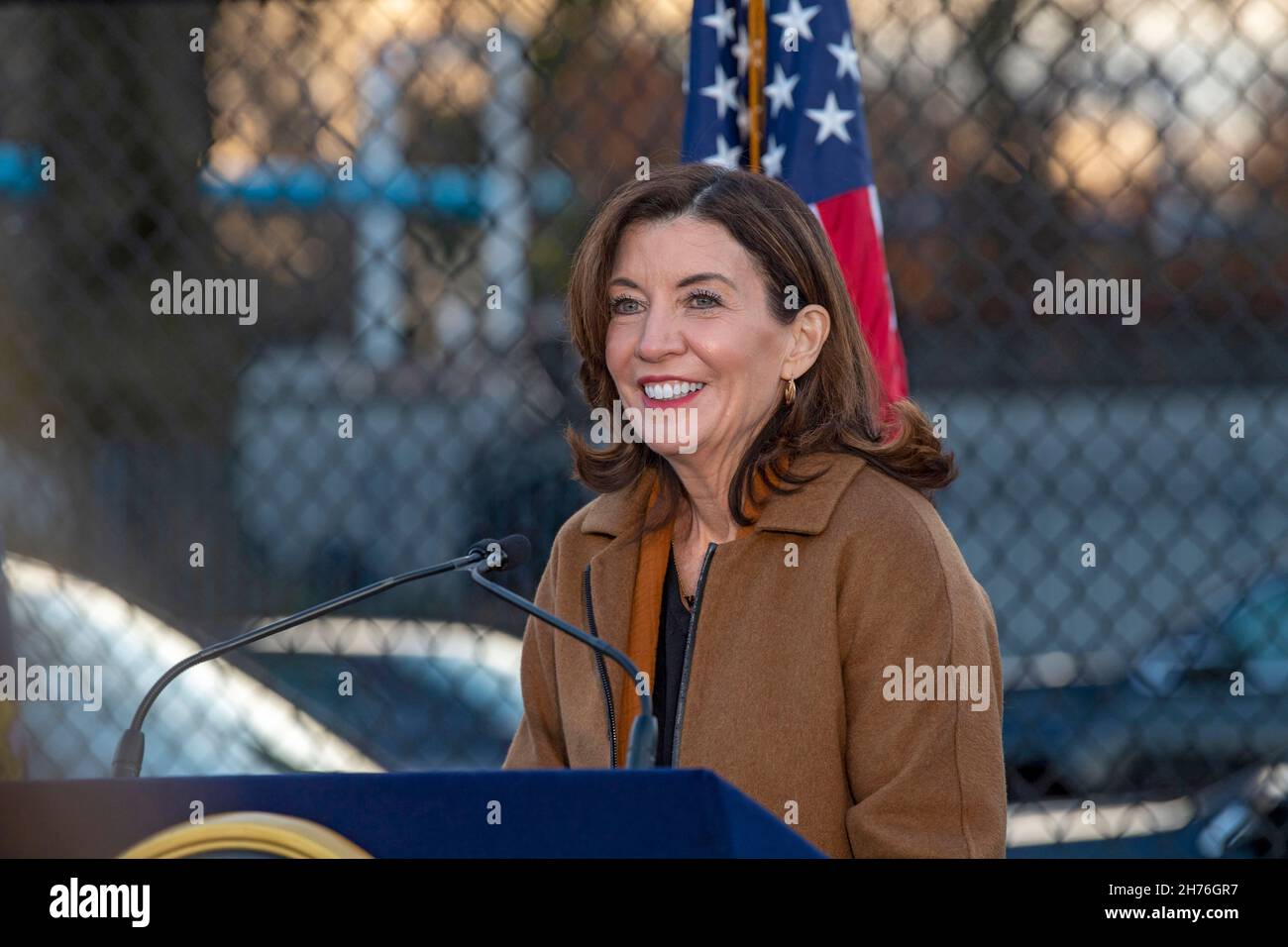 NEW YORK, NY – 20. NOVEMBER: NY-Gouverneurin Kathy Hochul spricht am 20. November 2021 bei einer Veranstaltung zur Unterzeichnung der Gesetzgebung im Stadtteil Queens von New York City. Die Gouverneurin Kathy Hochul unterzeichnet ein Gesetz, in dem das Nourish New York-Programm dauerhaft im Staatsrecht verankert ist. Die Unterzeichnung dieses Gesetzes erfolgt kurz vor dem Erntedankfest und bekräftigt die Verpflichtung von New York, Menschen mit Ernährungsunsicherheit im ganzen Staat zu unterstützen. Stockfoto