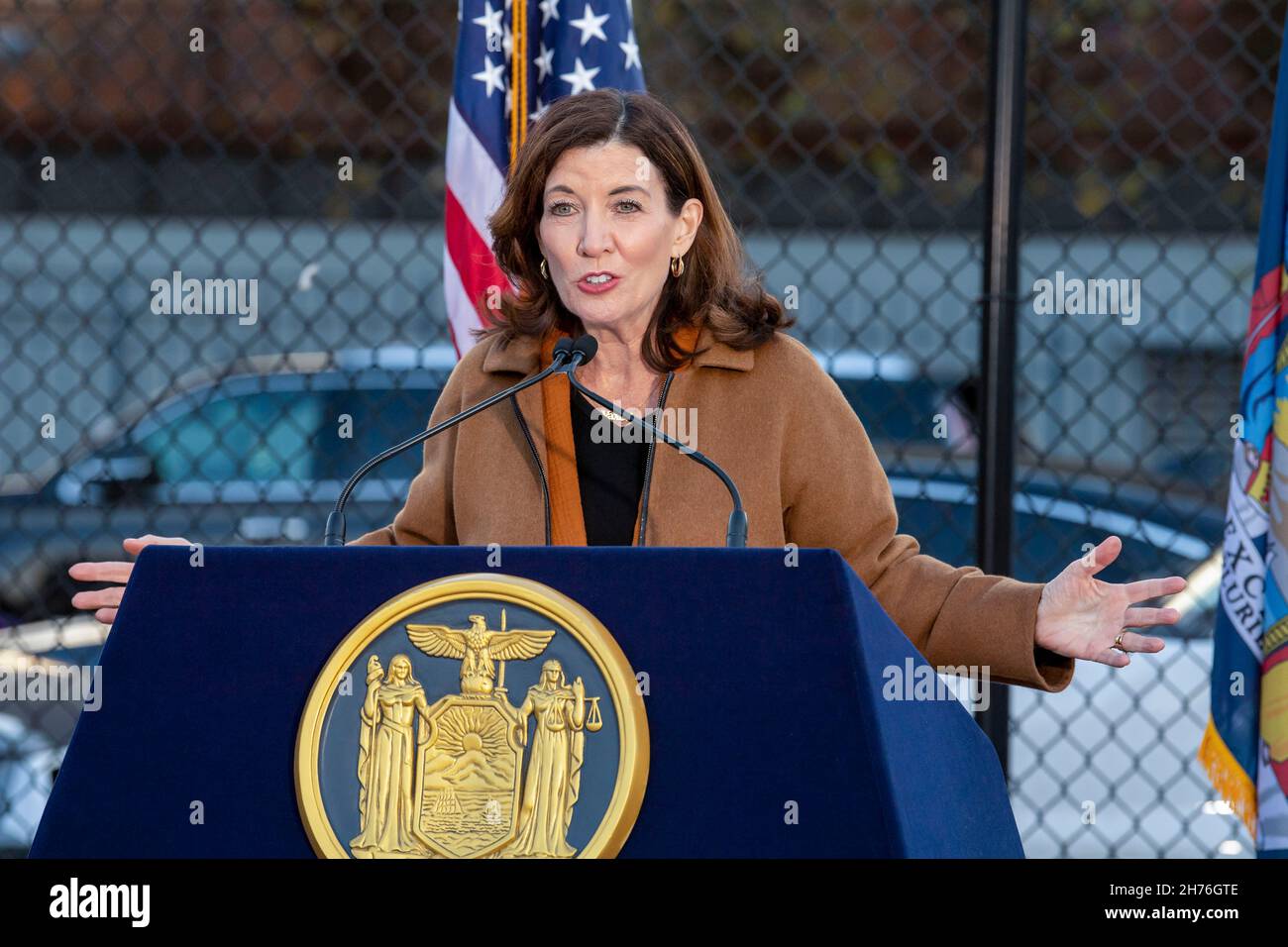 NEW YORK, NY – 20. NOVEMBER: NY-Gouverneurin Kathy Hochul spricht am 20. November 2021 bei einer Veranstaltung zur Unterzeichnung der Gesetzgebung im Stadtteil Queens von New York City. Die Gouverneurin Kathy Hochul unterzeichnet ein Gesetz, in dem das Nourish New York-Programm dauerhaft im Staatsrecht verankert ist. Die Unterzeichnung dieses Gesetzes erfolgt kurz vor dem Erntedankfest und bekräftigt die Verpflichtung von New York, Menschen mit Ernährungsunsicherheit im ganzen Staat zu unterstützen. Stockfoto