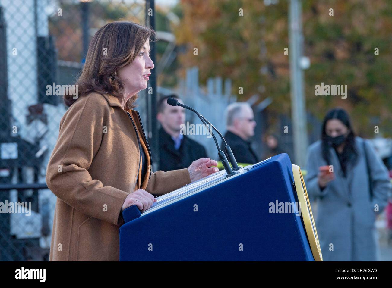 NEW YORK, NY – 20. NOVEMBER: NY-Gouverneurin Kathy Hochul spricht am 20. November 2021 bei einer Veranstaltung zur Unterzeichnung der Gesetzgebung im Stadtteil Queens von New York City. Die Gouverneurin Kathy Hochul unterzeichnet ein Gesetz, in dem das Nourish New York-Programm dauerhaft im Staatsrecht verankert ist. Die Unterzeichnung dieses Gesetzes erfolgt kurz vor dem Erntedankfest und bekräftigt die Verpflichtung von New York, Menschen mit Ernährungsunsicherheit im ganzen Staat zu unterstützen. Stockfoto