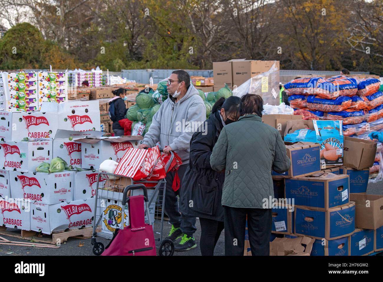 NEW YORK, NY – 20. NOVEMBER: Bei einer Imbiß-Bank erhalten die Menschen am 20. November 2021 in Queens Borough in New York City ein kostenloses Essen. Die Gouverneurin Kathy Hochul unterzeichnet ein Gesetz, in dem das Nourish New York-Programm dauerhaft im Staatsrecht verankert ist. Die Unterzeichnung dieses Gesetzes erfolgt kurz vor dem Erntedankfest und bekräftigt die Verpflichtung von New York, Menschen mit Ernährungsunsicherheit im ganzen Staat zu unterstützen. Stockfoto