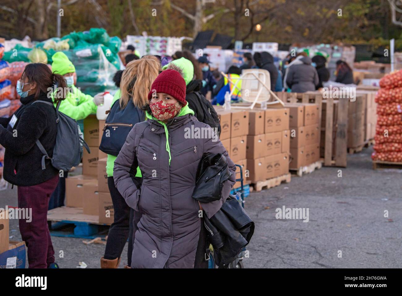 NEW YORK, NY – 20. NOVEMBER: Bei einer Imbiß-Bank erhalten die Menschen am 20. November 2021 in Queens Borough in New York City ein kostenloses Essen. Die Gouverneurin Kathy Hochul unterzeichnet ein Gesetz, in dem das Nourish New York-Programm dauerhaft im Staatsrecht verankert ist. Die Unterzeichnung dieses Gesetzes erfolgt kurz vor dem Erntedankfest und bekräftigt die Verpflichtung von New York, Menschen mit Ernährungsunsicherheit im ganzen Staat zu unterstützen. Stockfoto
