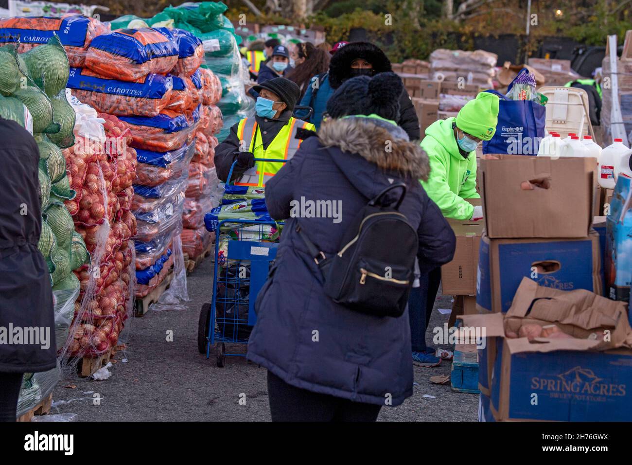 NEW YORK, NY – 20. NOVEMBER: Bei einer Imbiß-Bank erhalten die Menschen am 20. November 2021 in Queens Borough in New York City ein kostenloses Essen. Die Gouverneurin Kathy Hochul unterzeichnet ein Gesetz, in dem das Nourish New York-Programm dauerhaft im Staatsrecht verankert ist. Die Unterzeichnung dieses Gesetzes erfolgt kurz vor dem Erntedankfest und bekräftigt die Verpflichtung von New York, Menschen mit Ernährungsunsicherheit im ganzen Staat zu unterstützen. Stockfoto