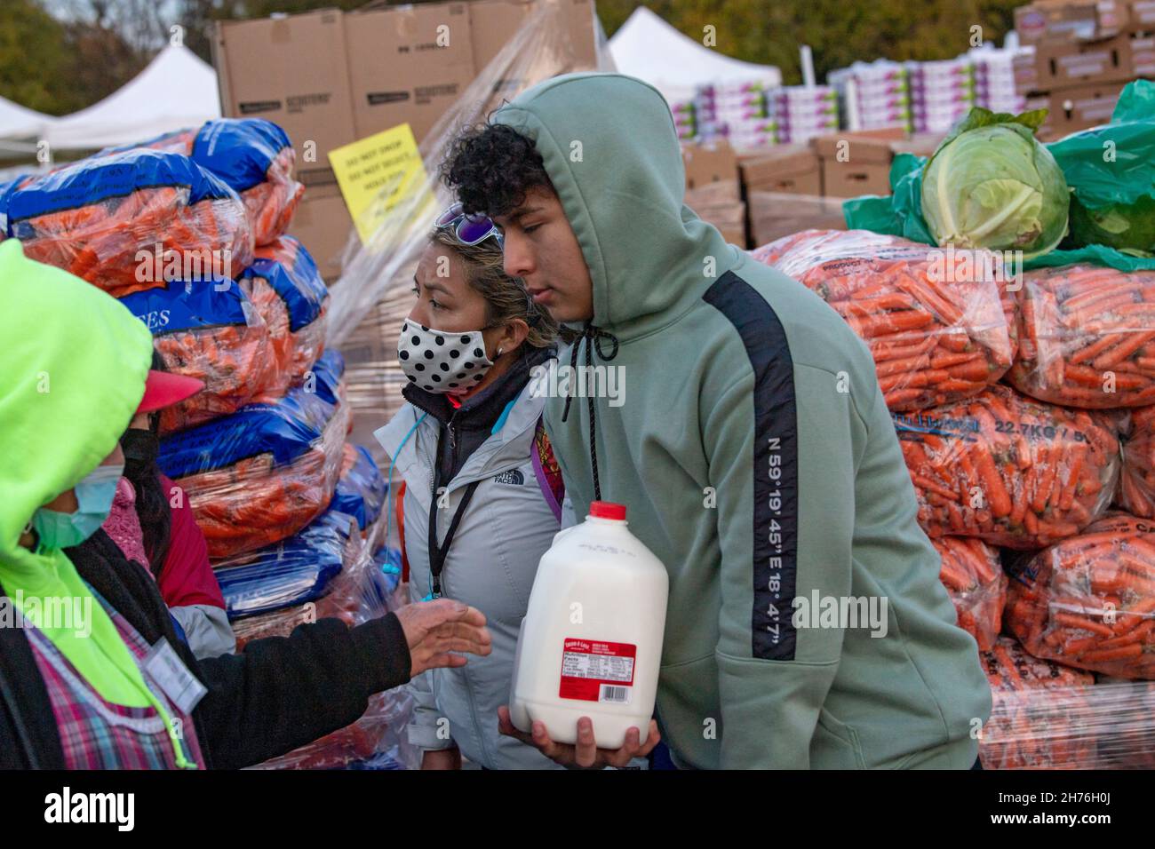NEW YORK, NY – 20. NOVEMBER: Bei einer Imbiß-Bank erhalten die Menschen am 20. November 2021 in Queens Borough in New York City ein kostenloses Essen. Die Gouverneurin Kathy Hochul unterzeichnet ein Gesetz, in dem das Nourish New York-Programm dauerhaft im Staatsrecht verankert ist. Die Unterzeichnung dieses Gesetzes erfolgt kurz vor dem Erntedankfest und bekräftigt die Verpflichtung von New York, Menschen mit Ernährungsunsicherheit im ganzen Staat zu unterstützen. Stockfoto