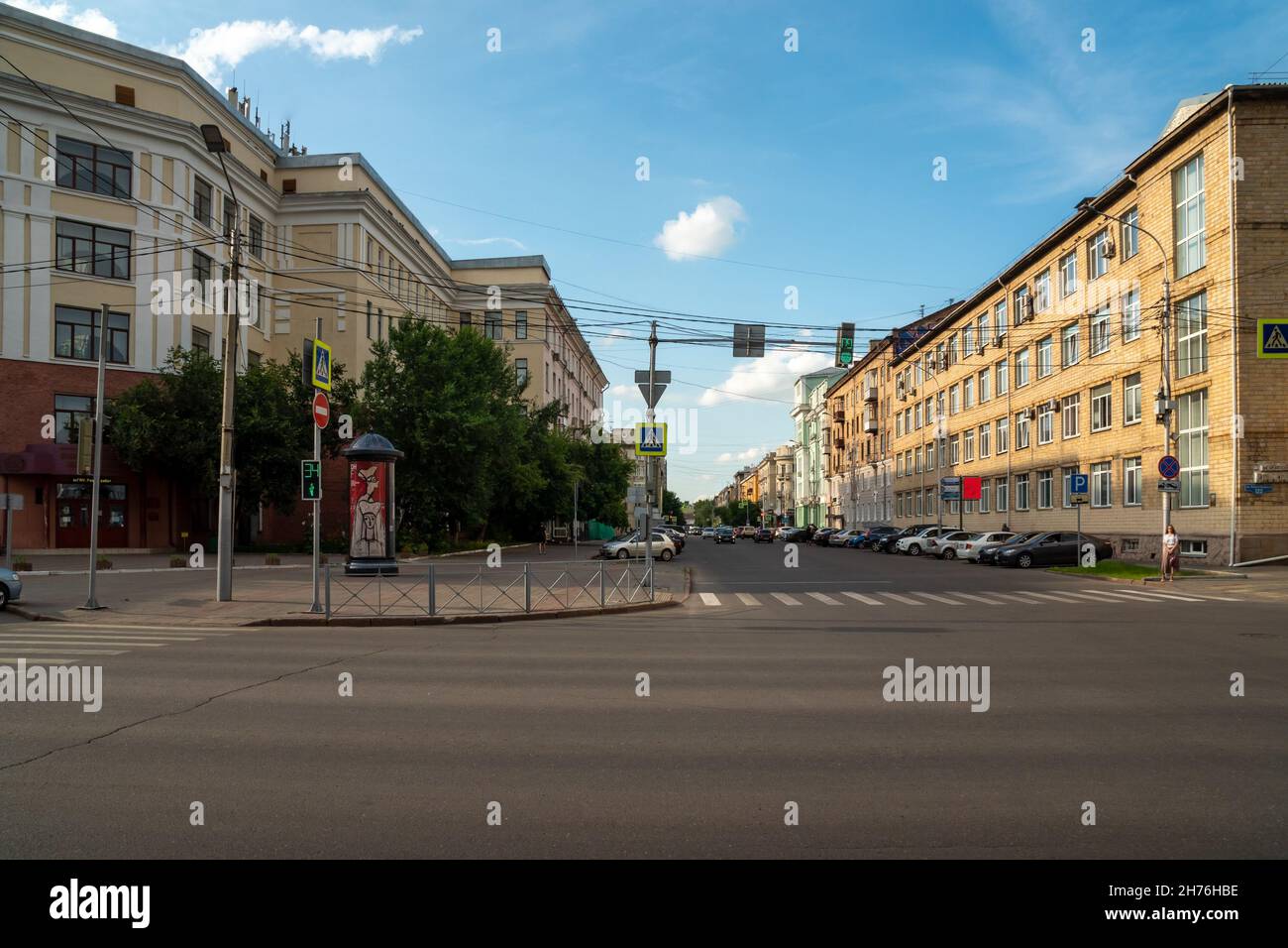Blick auf die Dekabristov-Straße von der Karl-Marx-Allee mit der Medizinischen Universität an einem Sommertag an der Ecke. Stockfoto