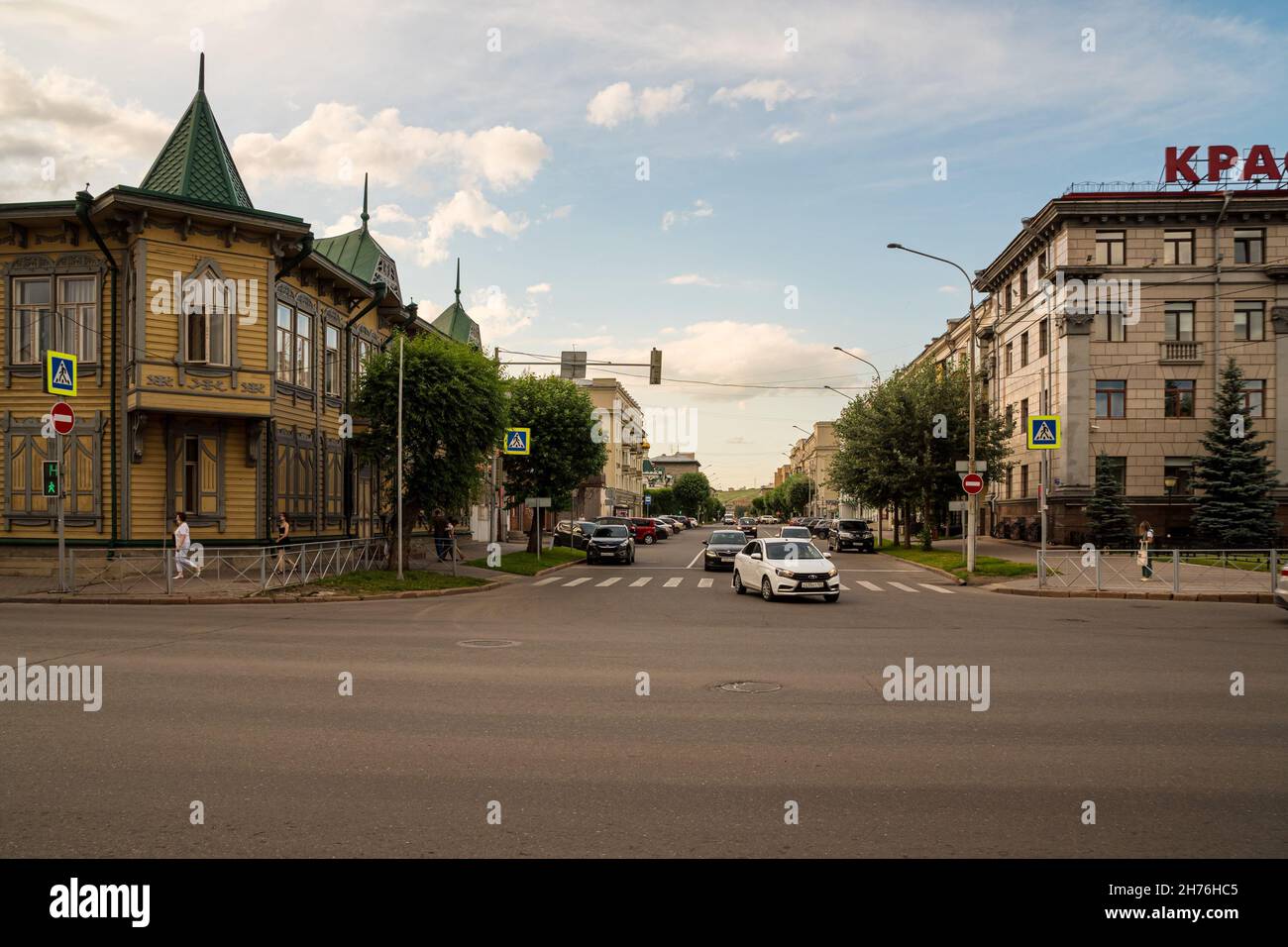 Blick auf die M. Gorki Straße von der Karl Marx Avenue mit dem alten Haus Sewastyanov an der Ecke an einem Sommertag. Stockfoto