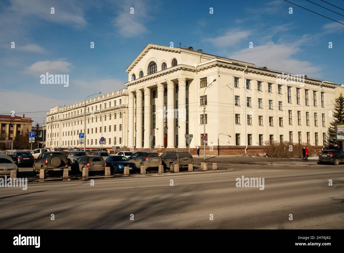 Staatliche regionale Universelle wissenschaftliche Bibliothek mit Parkplatz gegenüber der Karl-Marx-Straße, 114, an einem sonnigen Frühlingstag. Stockfoto