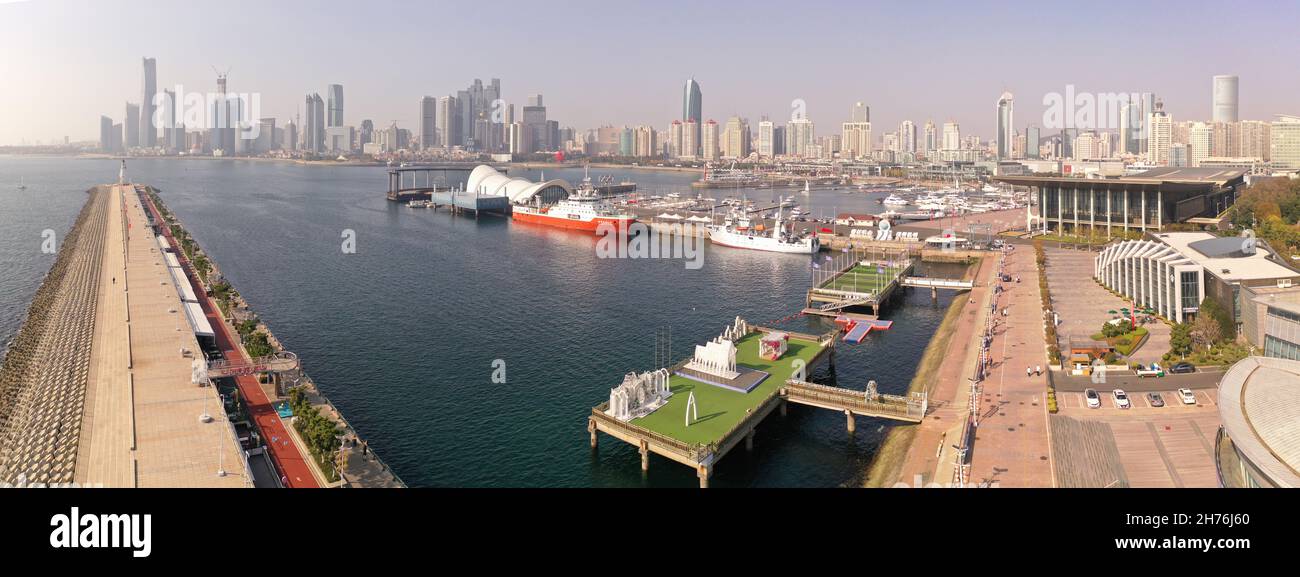 21. November 2021 - Qingdao, China: Luftaufnahme des Qingdao International Sailing Center Stockfoto