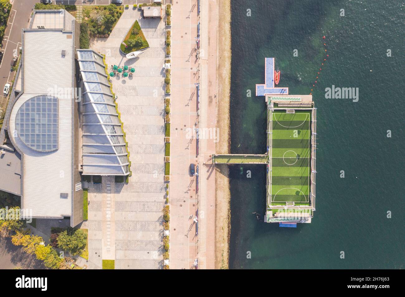 Schwimmendes Fußballfeld auf dem Meer in Qingdao, China Stockfoto