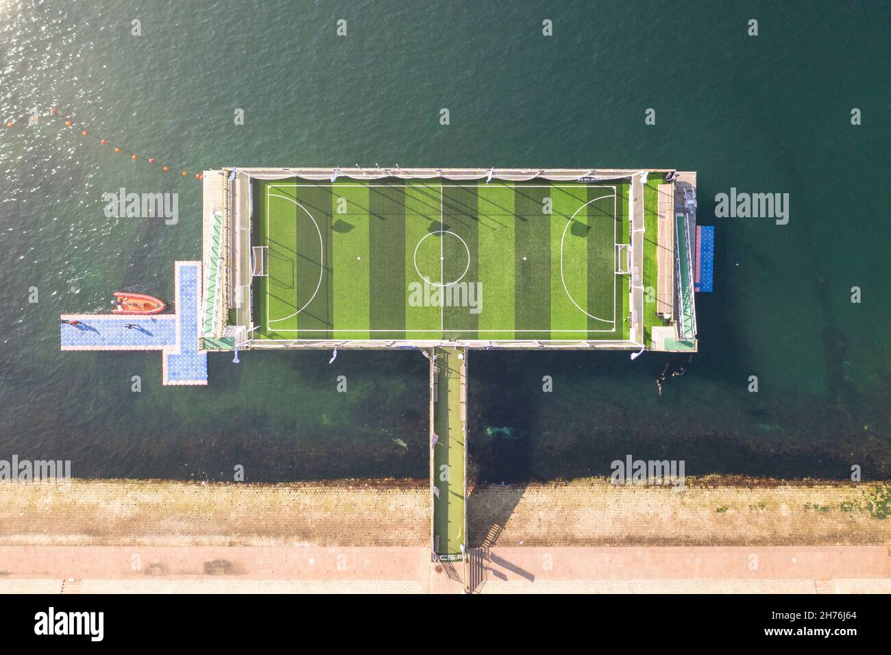 Schwimmendes Fußballfeld auf dem Meer in Qingdao, China Stockfoto