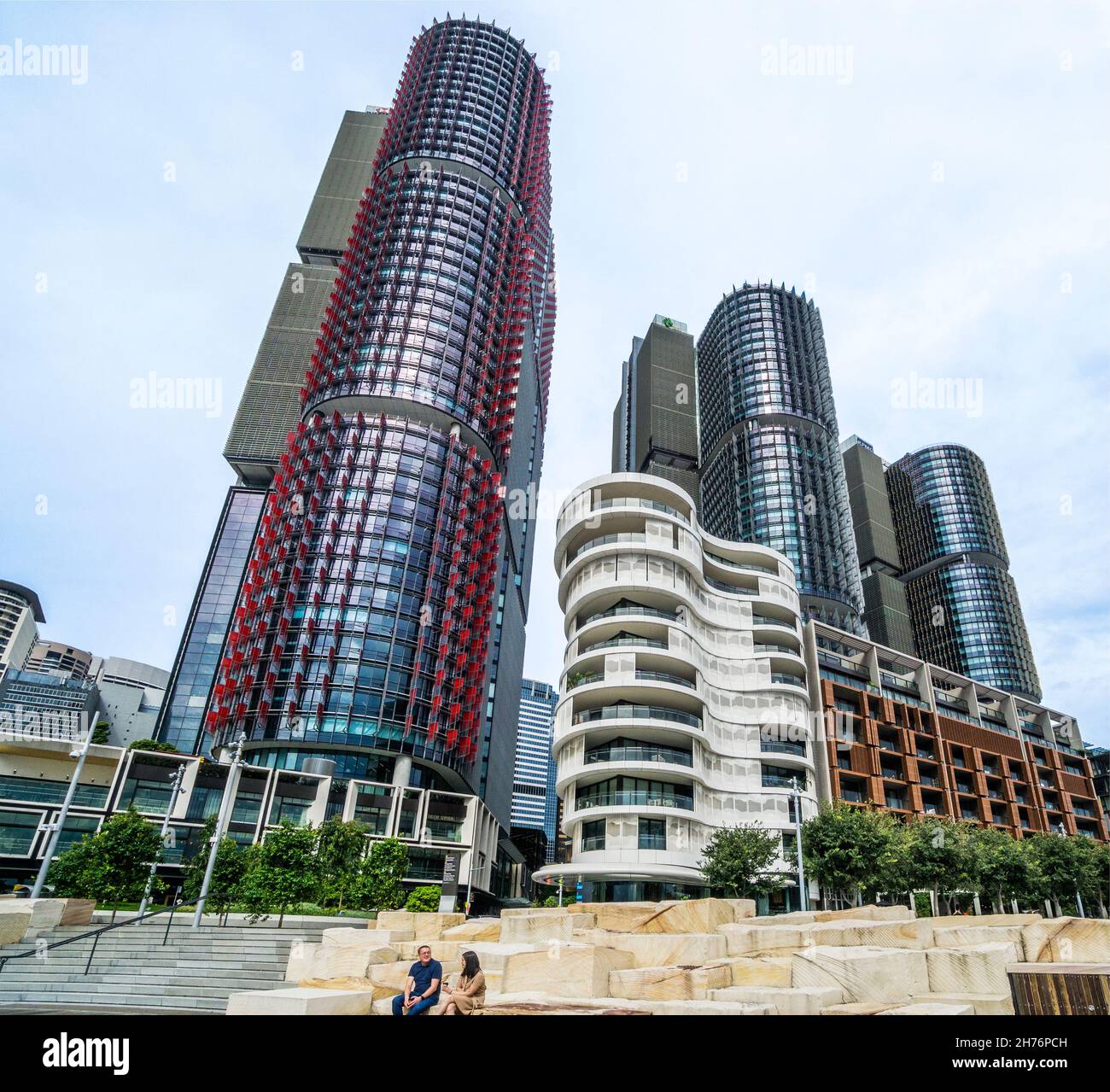 Moderne Architektur von Barangaroo South mit dem wolkenartigen Andara Building und den aufragenden internationalen Türmen von der NAWI Cove, Darling Harbour, Stockfoto