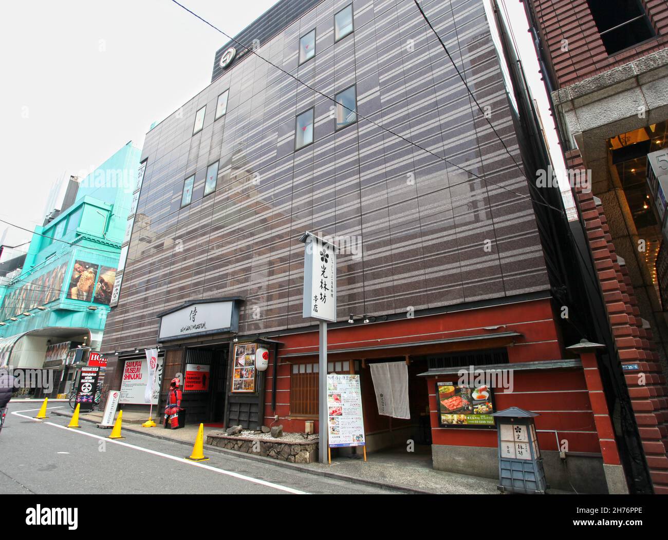 Vor dem Samurai Museum in Shinjuku City, Kabukicho in Tokio, Japan. Das