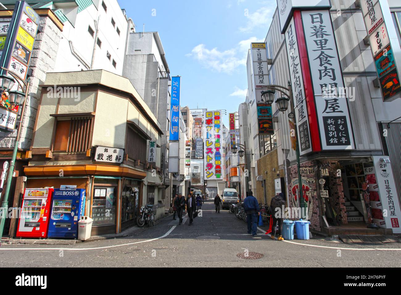 Vor dem farbenfrohen Robot Restaurant in Kabukicho in Shinjuku City, Tokio. Robot Restaurant ist einer der beliebtesten Orte in der Umgebung. Stockfoto