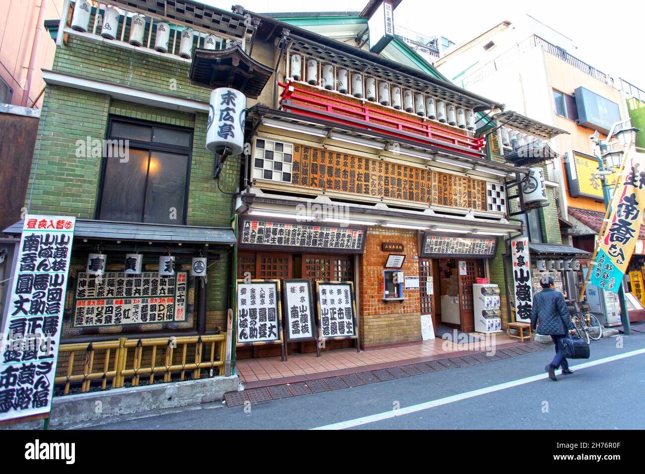 Ein Suehirotei-Theater für traditionelle japanische Komödie in Shinjuku, Tokio, Japan. Stockfoto