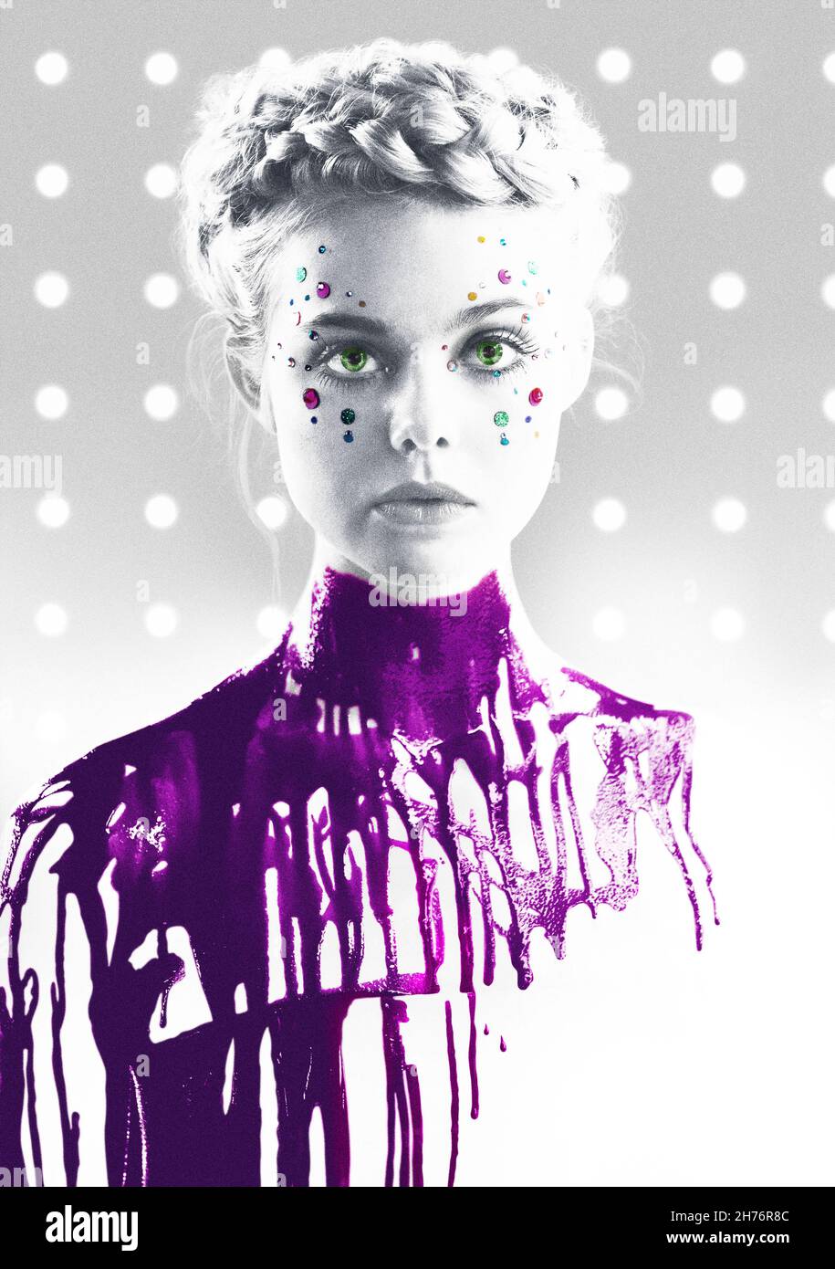 VERÖFFENTLICHUNGSDATUM: 24. Juni 2016.TITEL: Neon Demon. STUDIO: Broad Green Pictures. REGIE: Nicolas Winding Refn. PLOT: Als das aufstrebende Model Jesse nach Los Angeles zieht, werden ihre Jugend und Vitalität von einer Gruppe von Frauen verschlungen, die von Schönheit besessen sind und alle notwendigen Mittel ergreifen werden, um das zu bekommen, was sie hat. HAUPTROLLE: ELLE FANNING als Jesse. (Kredit: © Broad Green Pictures/Entertainment Pictures) Stockfoto